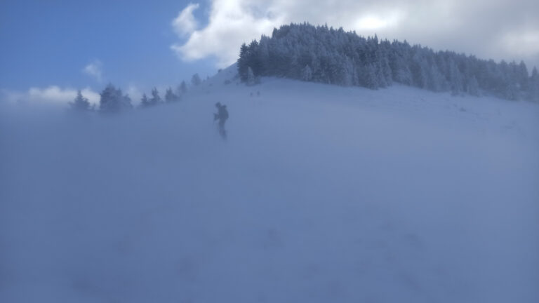 starke Windböe lässt Schneeschuhgeher am Hang nahezu verschwinden, Tannschwärze, Oberösterreich