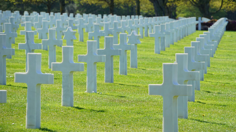 Reihen weißer Marmorkreuze und Davidsterne am Soldatenfriedhof