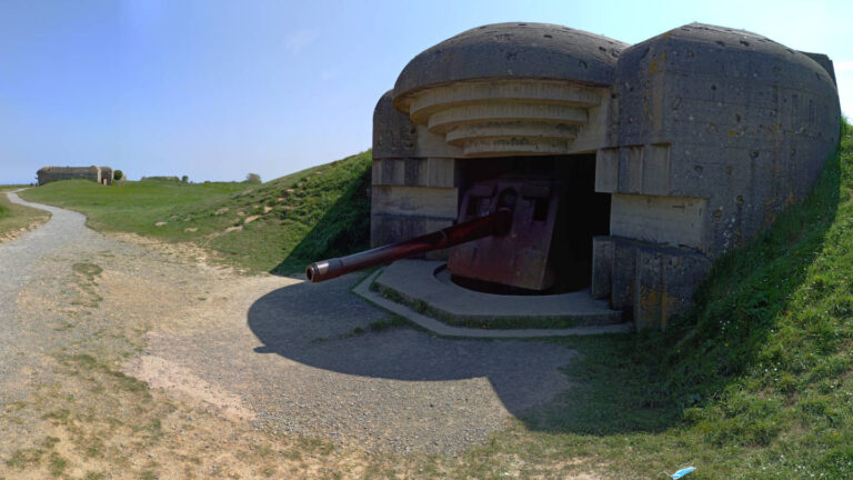 Betonbunker mit Kanone aus dem 2. Weltkrieg, im Hintergrund weitere Geschützbunker