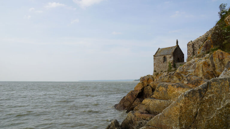 kleine Kapelle auf einem Felsen neben dem Meer