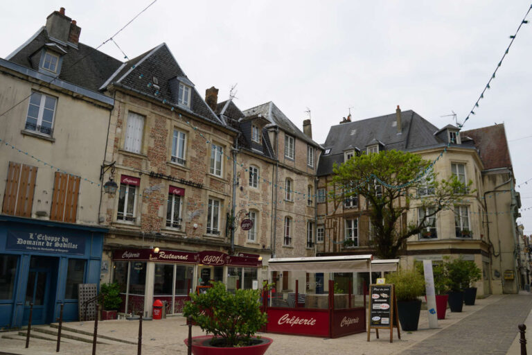 kleiner alter Stadtplatz in Laon