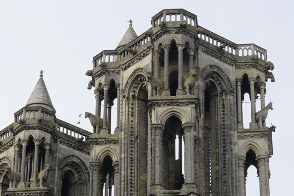 fragil wirkende Türme der Kathedrale von Laon mit den Ochsenfiguren