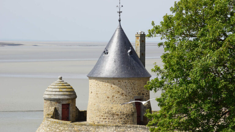 kleiner Turm mit silbernen Dach und Kreuz auf der Spitze, Stadtmauer von Mont-Saint-Michel