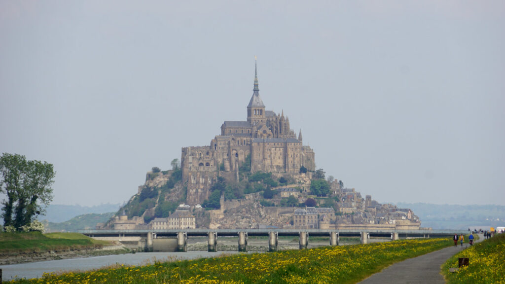 Klosterberg Mont-Saint-Michel mit dem Gezeitendamm