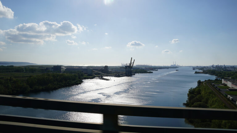 Aussicht von der Normandiebrücke auf den Fluss Seine