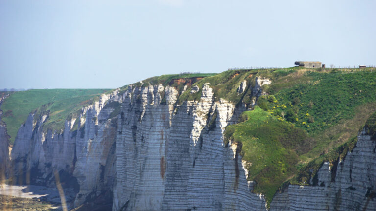 Betonbunker des Atlantikwalls an einer weißen Steilküste