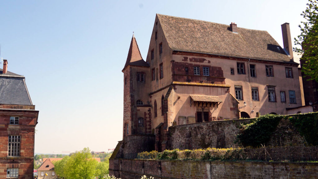 schlossähnliches Gebäude mit lachsfarben Mauern in Saverne