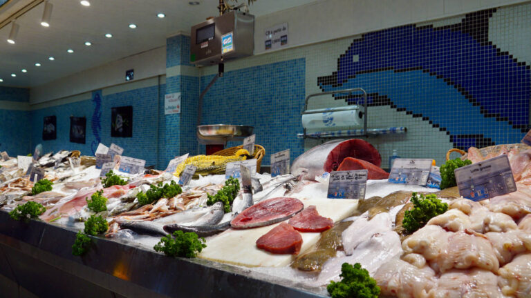 Fischstand in der Markthalle in Avignon