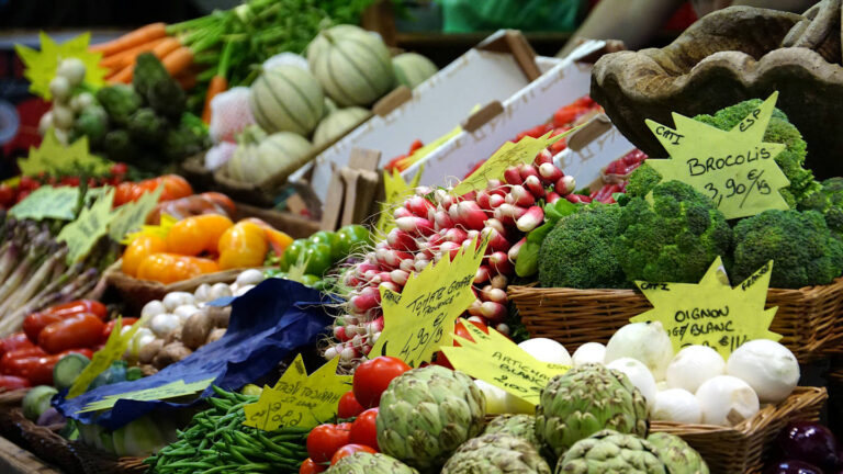 buntes Gemüse auf einem Stand in der Markthalle von Avignon