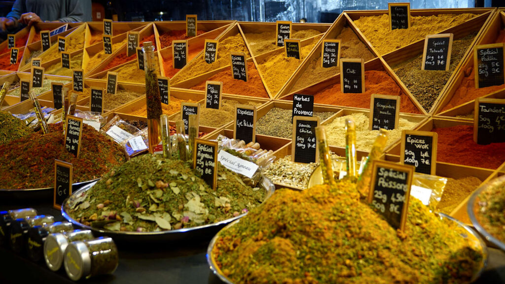 bunte mediterrane Gewürze auf einem Marktstand in Avignon