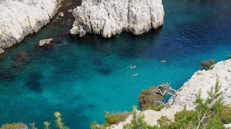 azurblaues Wasser in einer Felsbucht, das zum Baden einlädt, Calanque Sugiton