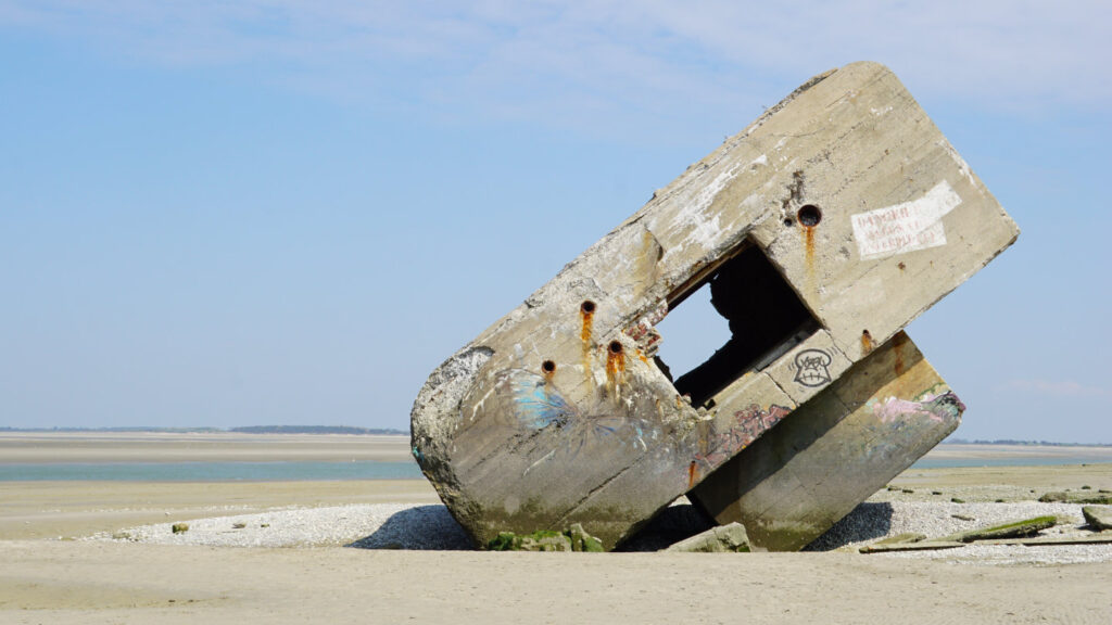 Reste eines Betonbunkers aus dem 2. Weltkrieg am Strand bei Le Hourdel