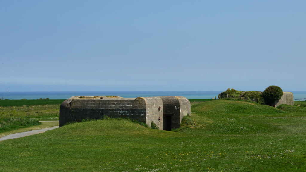 zwei Geschützbunker bei der Batterie-de-Longues, im Hintergrund das Meer