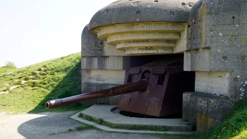 Betonbunker mit Kanone aus dem 2. Weltkrieg