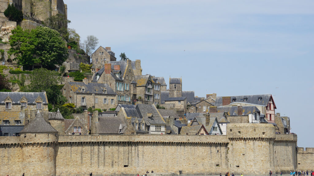 Stadtmauer und die kleine Siedlung mit alten Häusern am Klosterber Mont-Saint-Michel