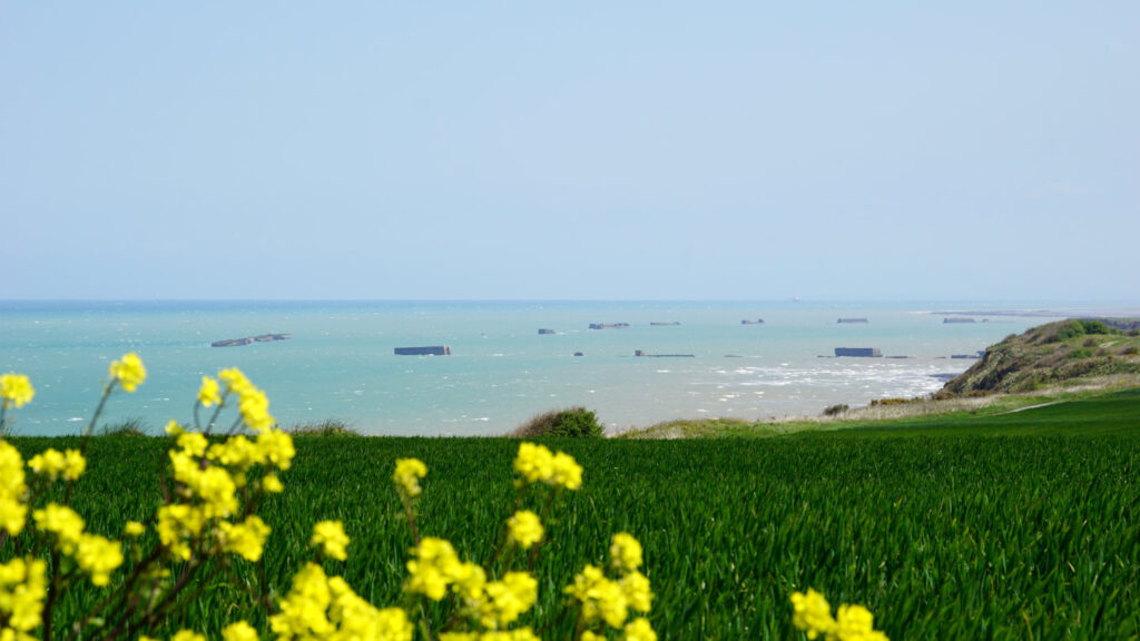 viereckige Betonblöcke im Meer vor der Küste, Reste eines künstlichen Hafens