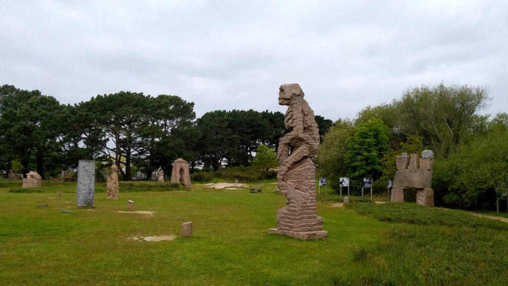 Steinskulpturen aus rosa Granit in einem Park in Ploumanac'h