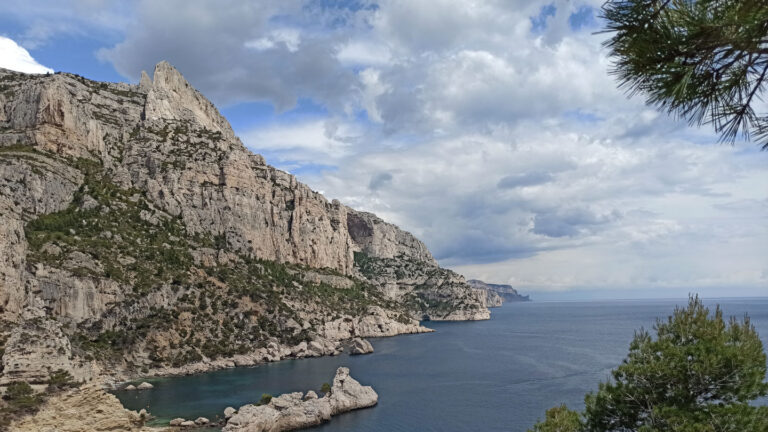 Küstenlinie mit steilen Felswänden und fjordähnlichen Buchten - Nationalpark Calanques