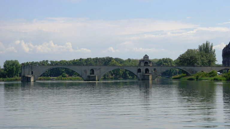 Brücke von Avignon, die mitten im Fluss endet