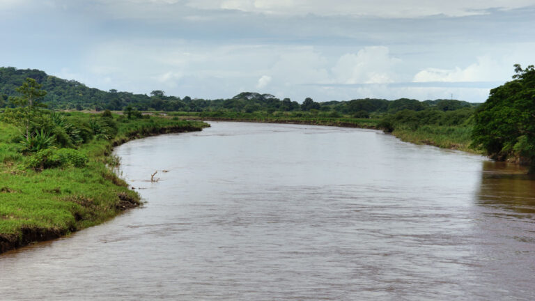 breiter brauner Fluss in Costa Rica