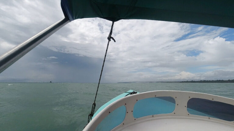 Ausblick von einem kleinen Boot aus auf das Meer und dunkle Regenwolken