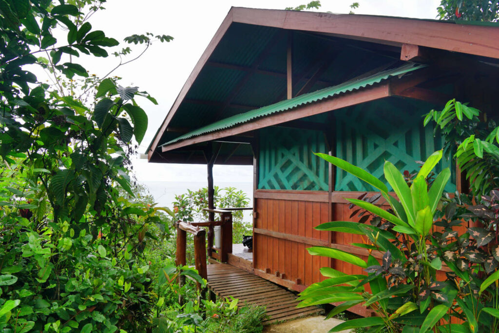 ein Holzbungalow im Grünen, Sunset Lodge, Drake Bay, Costa Rica