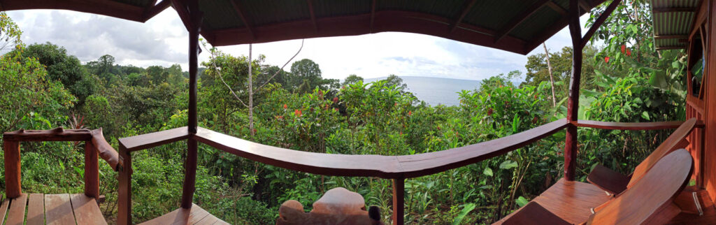 Panorama - Aussicht auf eine Meeresbucht von einer Holz-Veranda aus