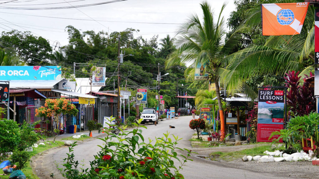 Zugangsstraße zum Nationalpark Marino Ballena in Uvita