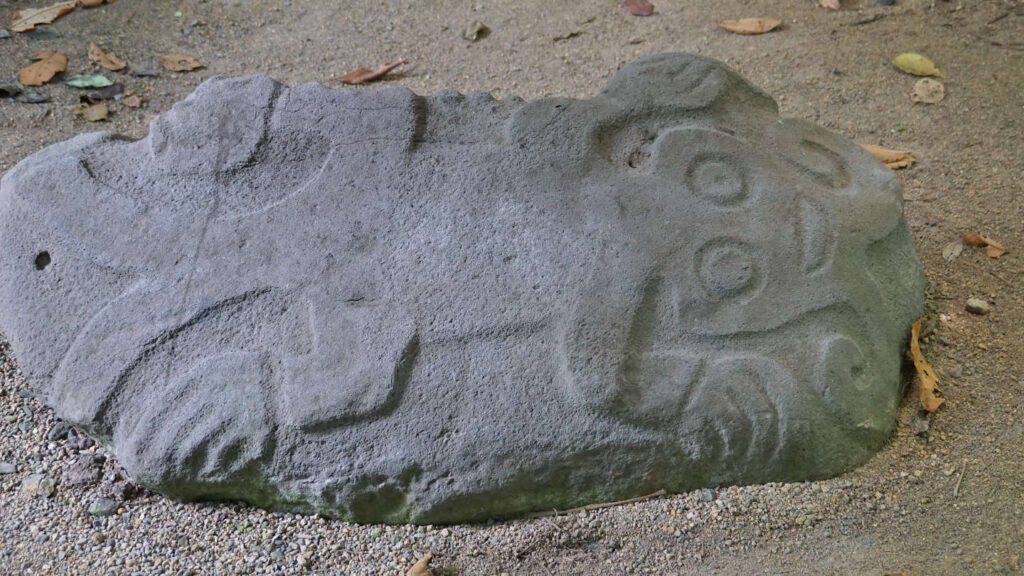 Monolith mit Jaguar und Echse im Nationalmonument Guayabo, Costa Rica, präkolumbische Kulturstätte