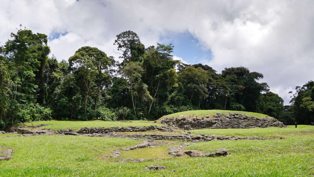 Steinhügel Montículo, das Fundament der damaligen Häuser, Nationalmonument Guayabo, Costa Rica