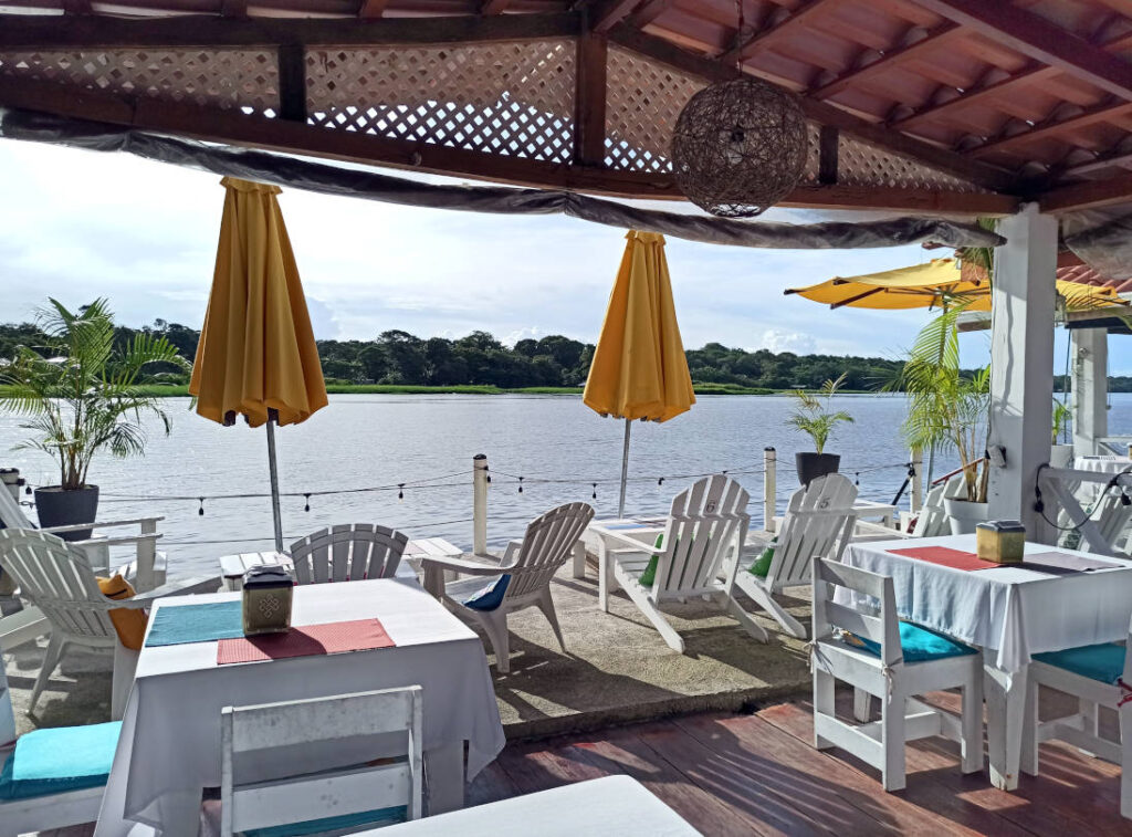 gemütliche Terasse mit Blick auf den Fluss, Budda Café in Tortuguero, Costa Rica