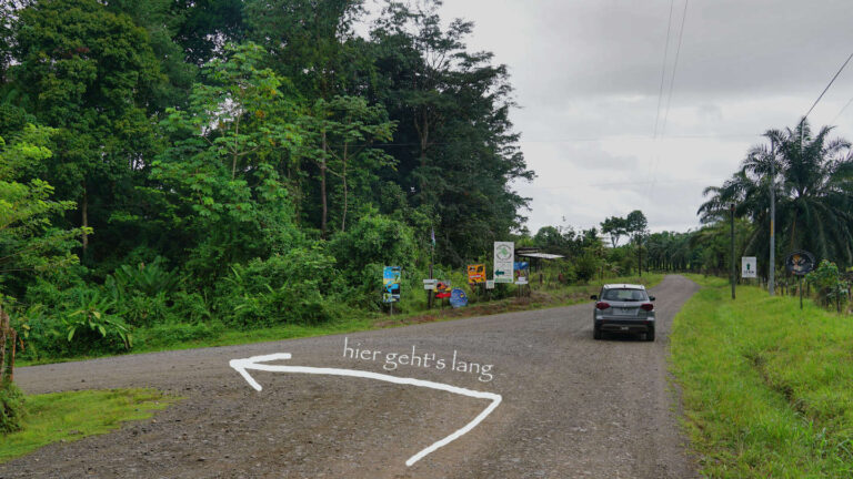 Straßenkreuzung mit Orientierungshilfe bei der Anfahrt nach Drake Bay