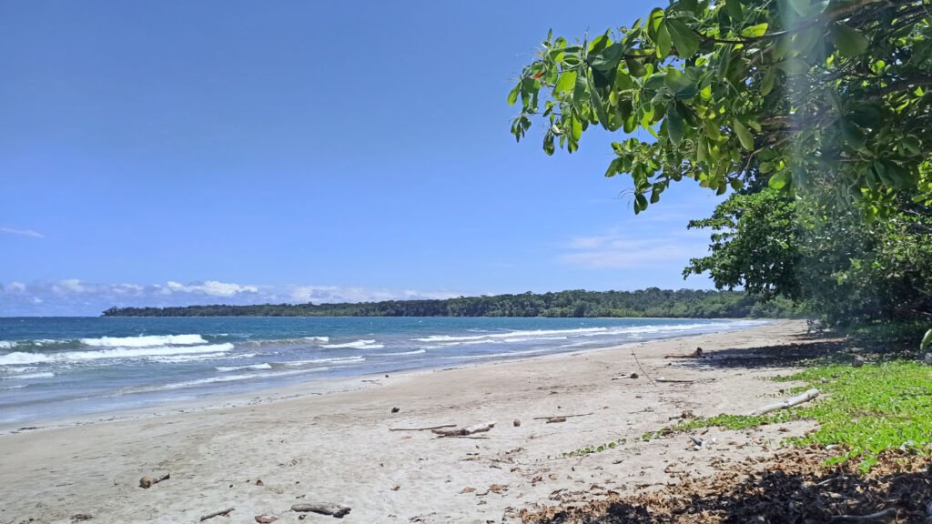 weitläufiger weißer Sandstrand