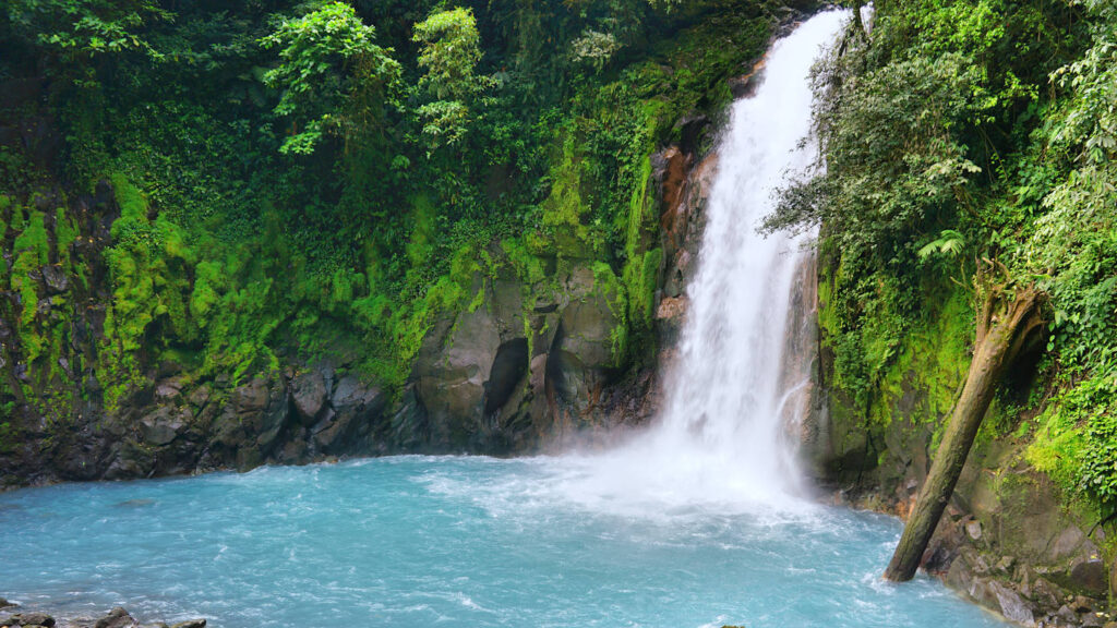 Wasserfall der in einem himmelblauen Becken endet, Rio Celeste