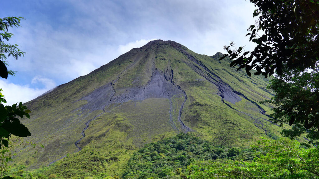 Vulkankegel mit ersichtlichen Bahnen der ehemaligen Lavaströme - Vulkan Arenal, Costa Rica