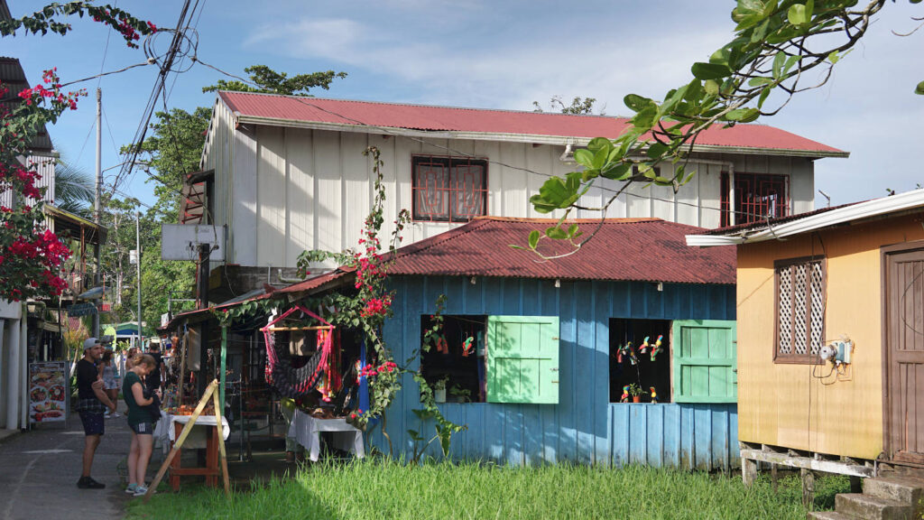 bunt bemalte Häuser in Tortuguero, Costa Rica