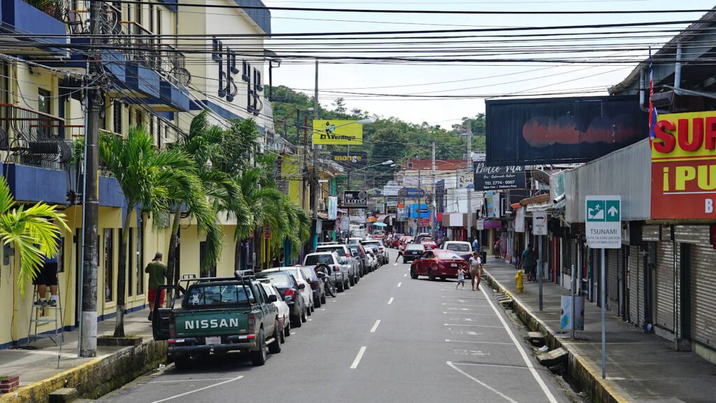 Quepos ein kleiner touristisch geprägter Ort an der Pazifikküste Costa Ricas