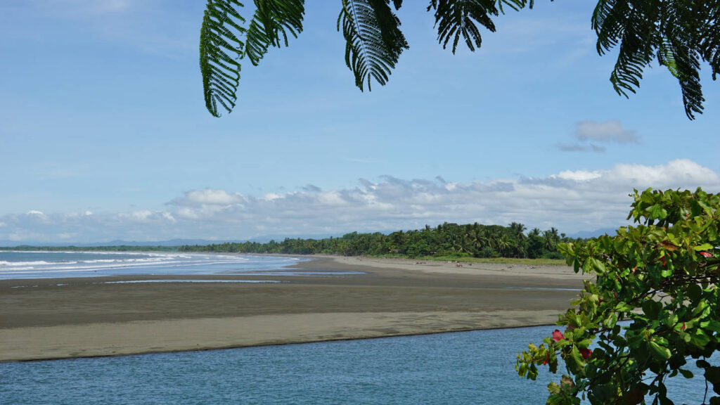 Quepos liegt direkt am Pazifik, Costa Rica