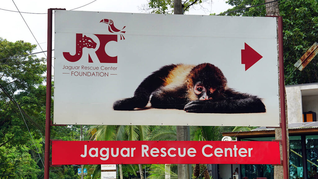 Schild zum Jaguar Rescue Center in Puerto Viejo, Costa Rica, Auffangstation für verletzte, kranke oder verwaiste Tiere