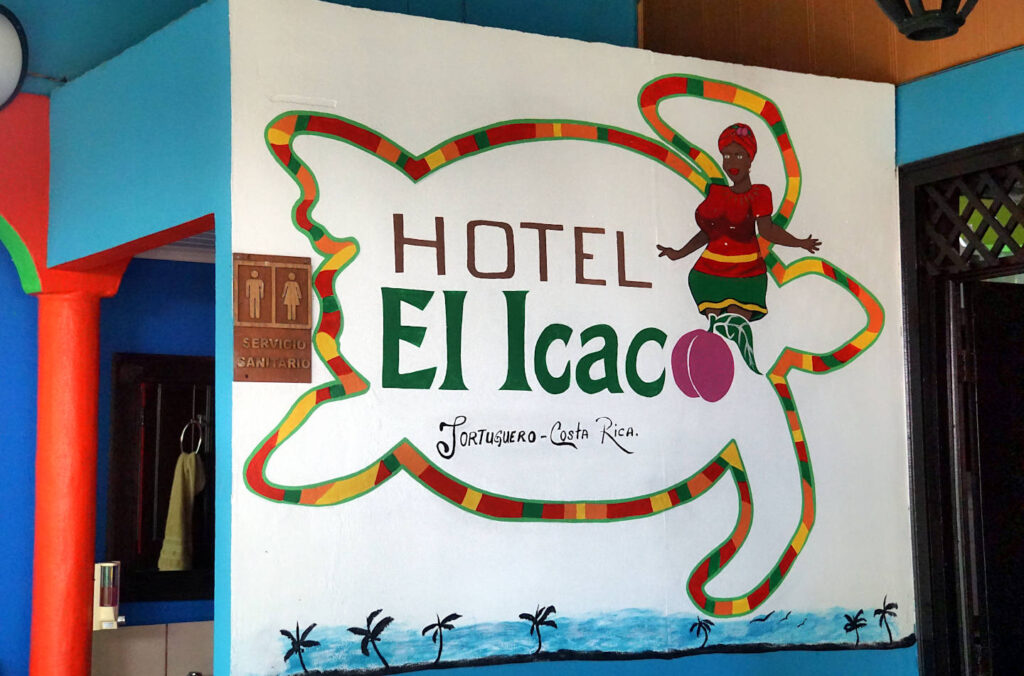 Schild "Hotel El Icaco" am Strand in Tortuguero, Costa Rica