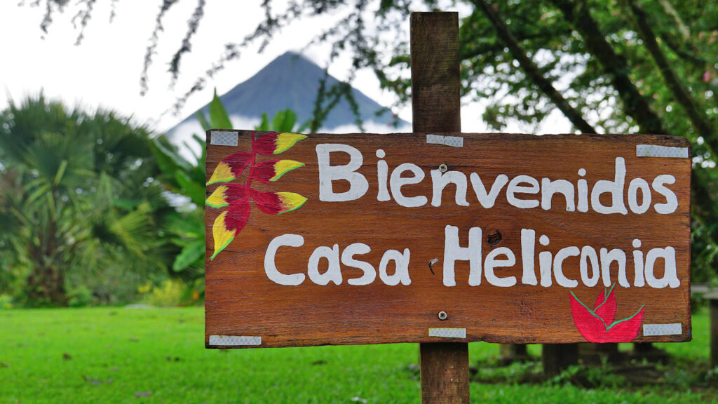 handgeschriebenes Schild mit der Aufschrift "Bienvenidos Casa Heliconia", La Fortuna, Costa Rica