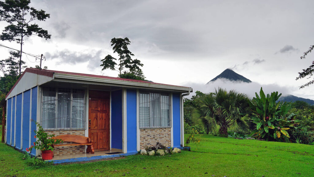 blaues Ferienhäuschen mit Ausblick auf den Vulkan Arenal, Casa Heliconia, La Fortuna, Costa Rica