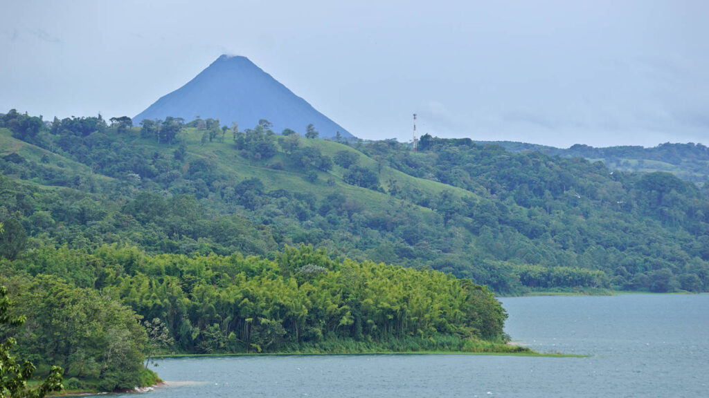 Blick auf den perfekt geformten Vulkankegel des Vulkan Arenal, vom Arenalsee aus, La Fortuna, Costa Rica