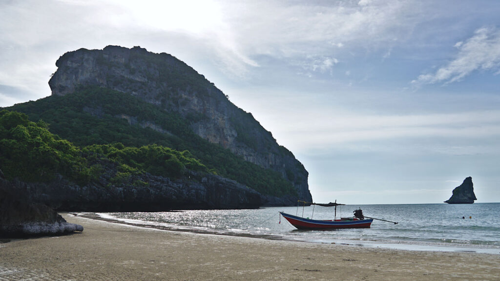 Boot am Strand einer unbewohnten Insel im Mu Ko Ang Thong Nationalpark