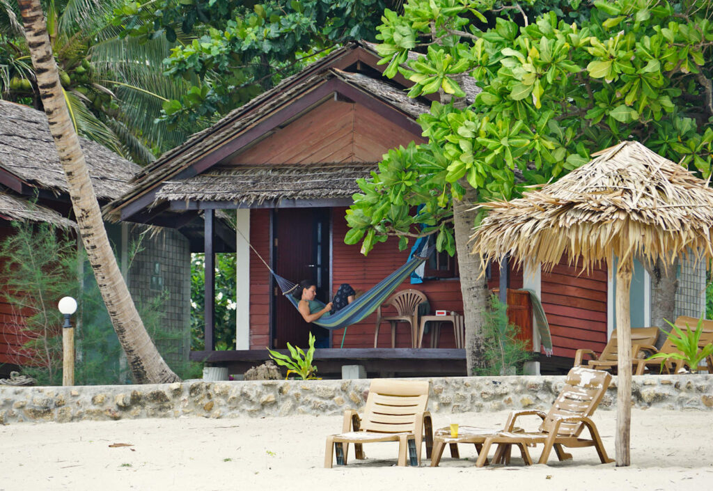 Bungalow mit Veranda und Hängematte am Bottle Beach in Ko Phangan, Thailand