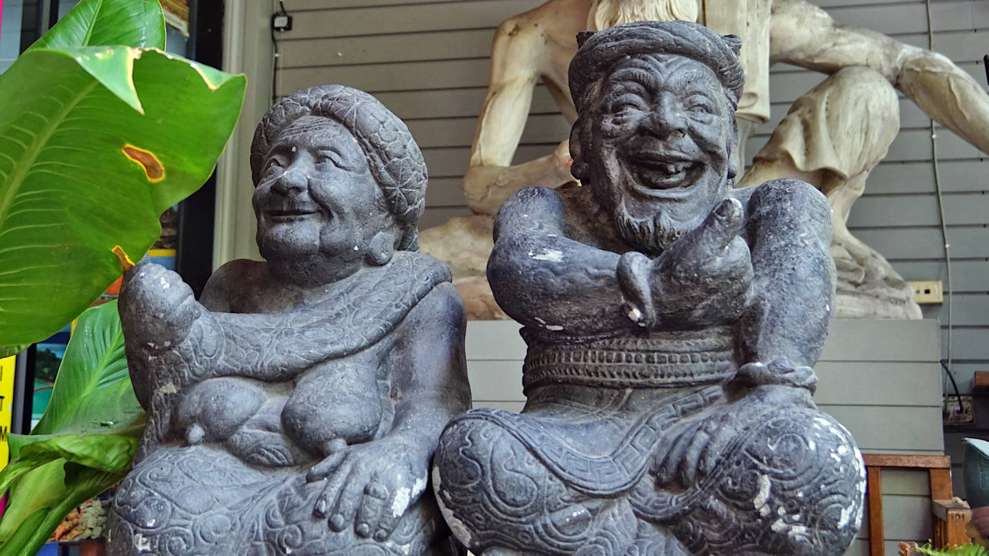 sitzige Steinfiguren Mann und Frau in Bangkok, Thailand