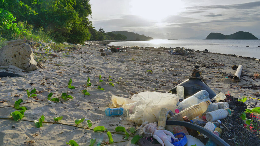 Plastikmüll am Strand, Ko Phaluai, Thailand