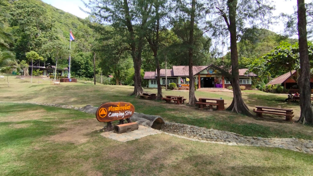 Campingplatz auf der Insel Ko Wua Ta Lap im Ang Thong Nationalpark, Thailand