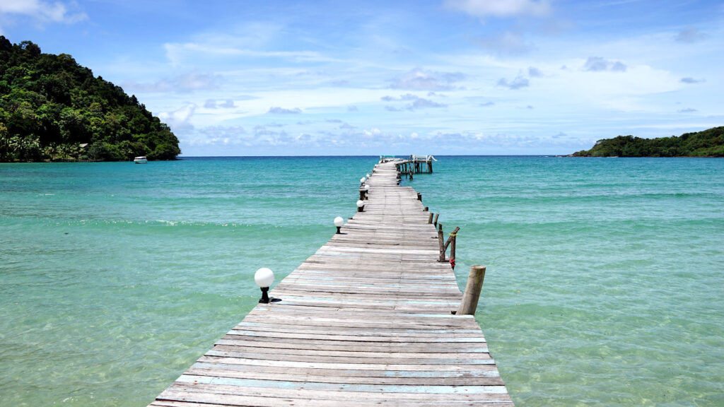 langer Holzsteg auf das türkisfarbene Meer hinaus, Bang Bao Beach auf Ko Kood, Thailand