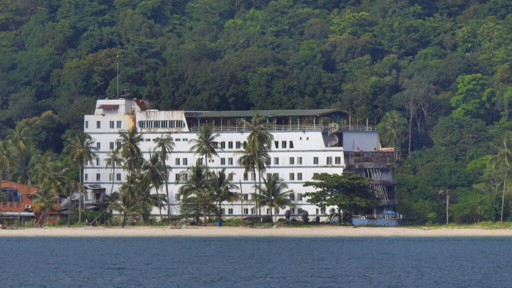 fünfstöckiges Kreuzfahrtschiff Geisterschiff The Galaxy verfällt zunehmend am Klong Koi Beach auf Ko Chang, Thailand